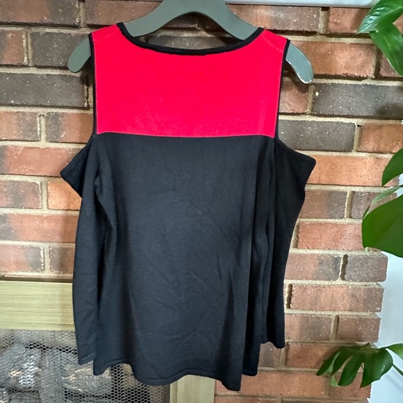 🛍️ Cable & gauge cold shoulder top. Excellent condition. - Picture 2 of 7